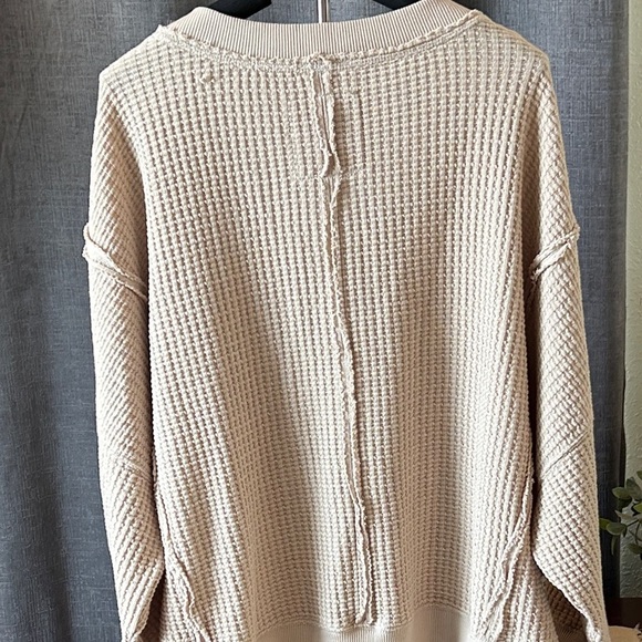 This Feels Seriously Lived In by American Eagle Outfitters Cream V-Neck - Picture 2 of 7